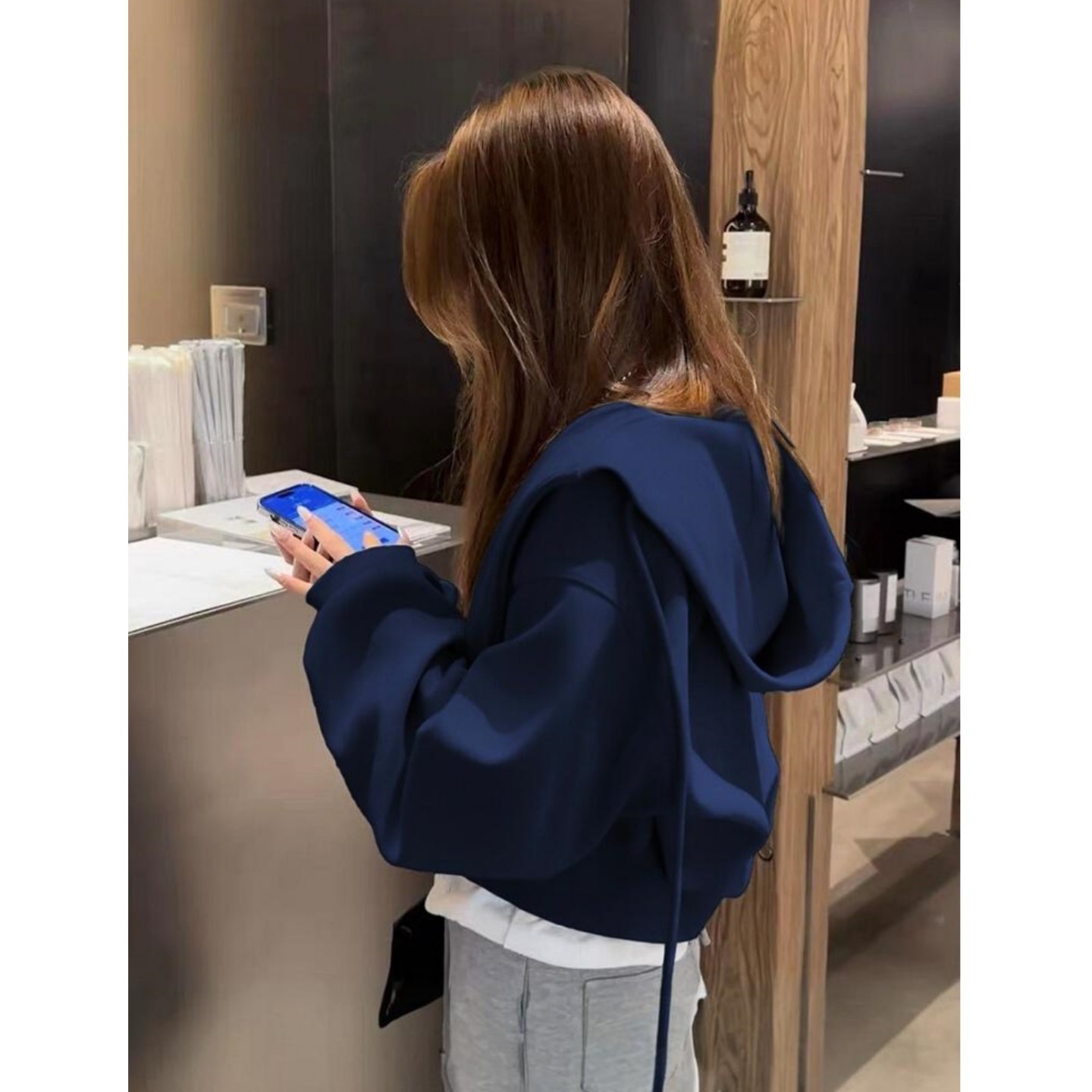 藏蓝色连帽卫衣女短款外套