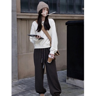 白色超好看短款卫衣女款小个子保暖秋冬2025新款加绒加厚圆领上衣