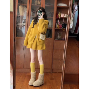 韩系慵懒风气质穿搭ootd一整套冬装高级感黄色针织开衫短裙两件套