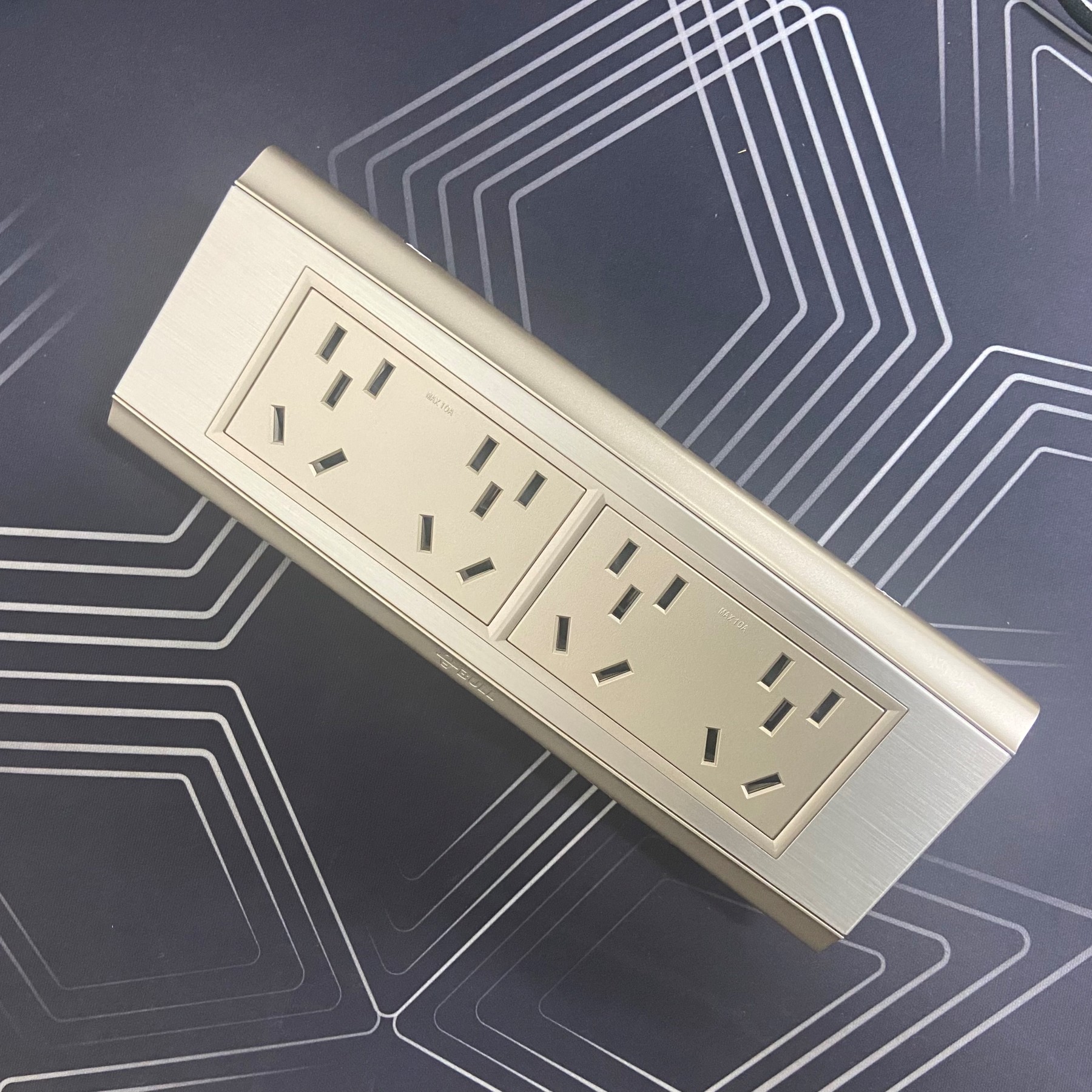 公牛面板开关 12孔118型 香槟金 G21Z456A 四位二三眼插座 新品