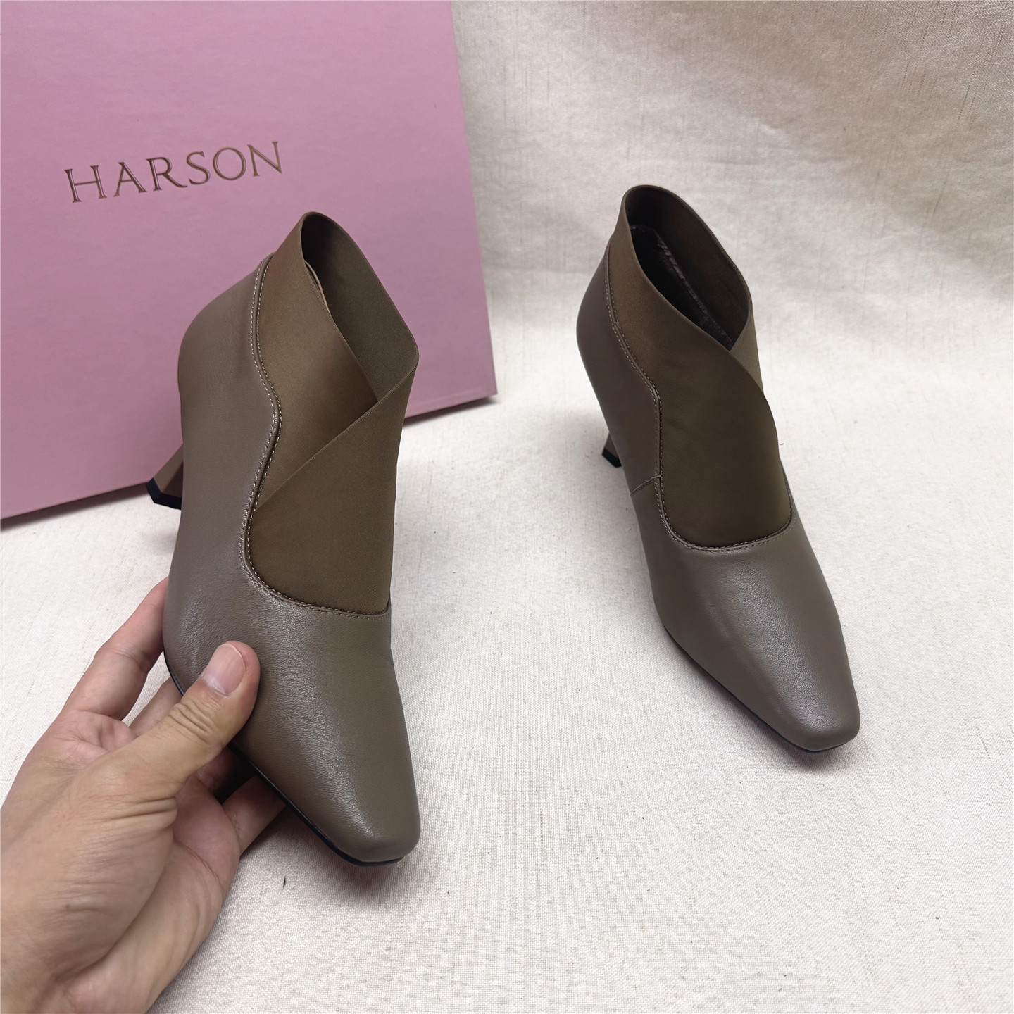 Harson/哈森正品撤柜时尚高跟方头时装靴女新款牛皮加绒套筒短靴