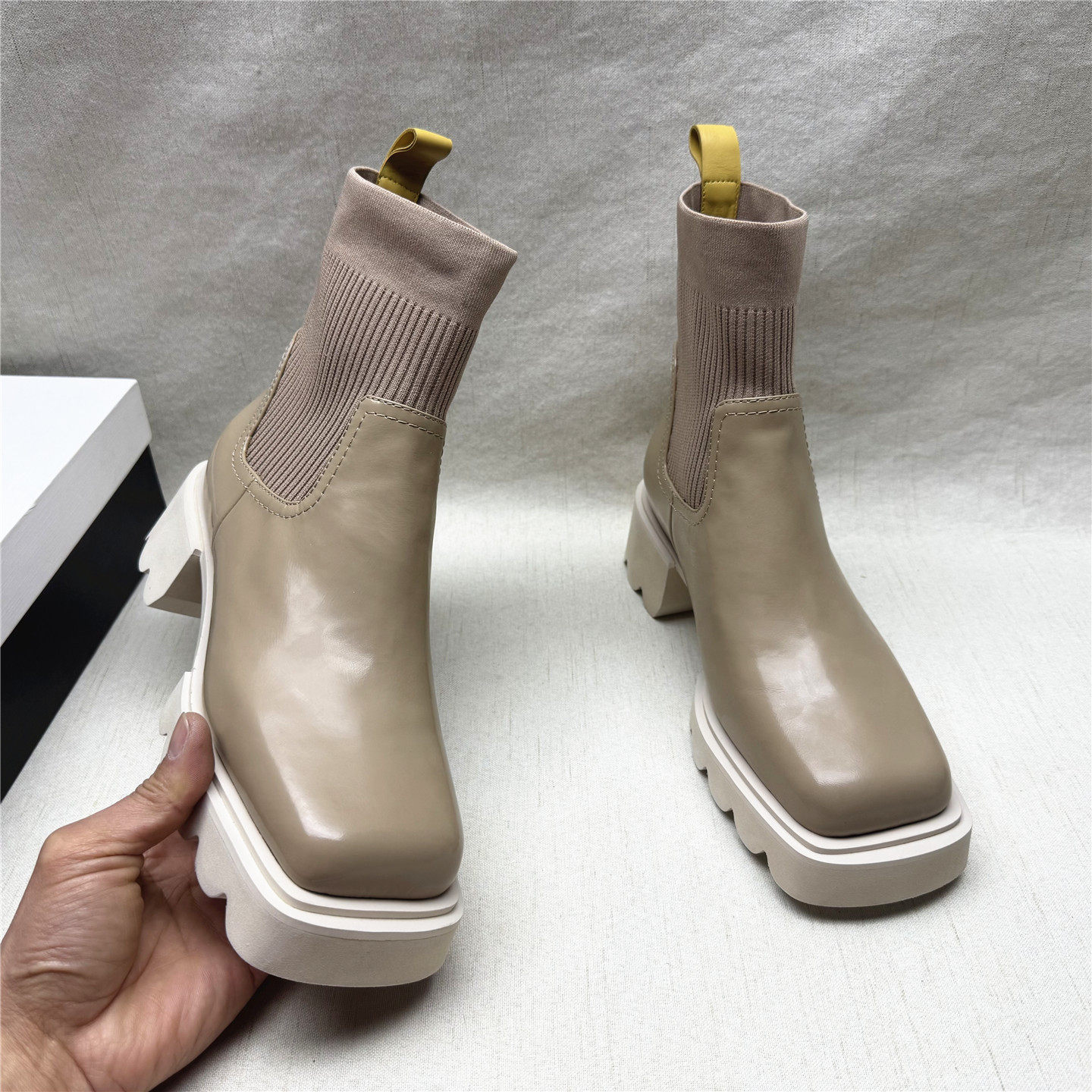 美国轻奢品牌撤柜粗跟方头弹力时装靴女秋冬新款牛皮织物套筒短靴