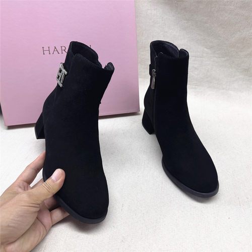 Harson/哈森正品撤柜水钻粗跟圆头时装靴女新款羊反绒皮加绒短靴
