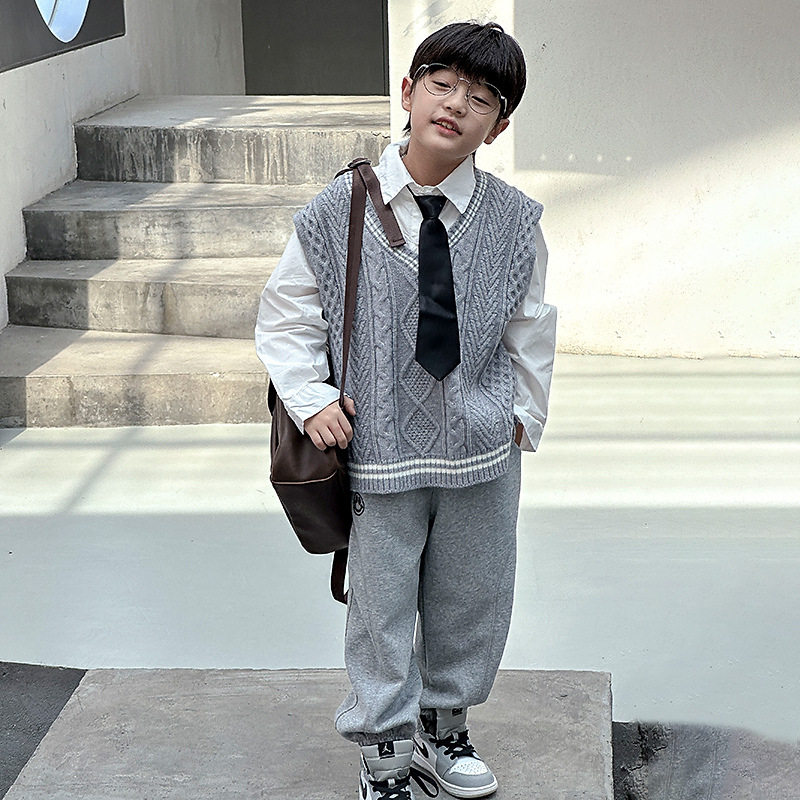 波拉童装2025秋季中大童男童毛衣v领马甲儿童学院风背心秋装上衣