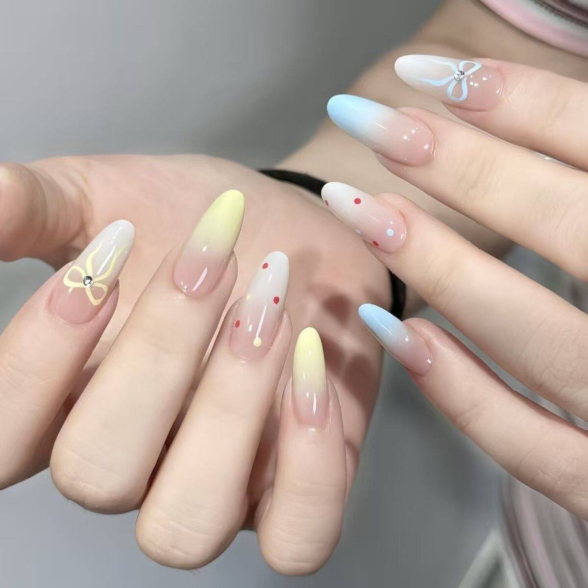 2025秋季ins风美甲温柔奶黄点蝴蝶结清新浅蓝渐变纯手工穿戴甲,彩妆/香水/美妆工具,穿戴甲/甲片,淘宝优惠券,粉丝福利购,淘宝优惠卷