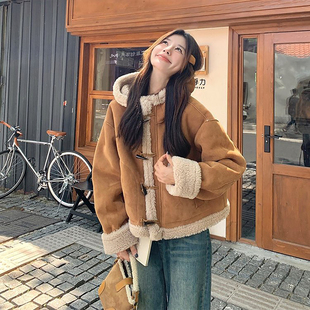 美拉德风皮毛一体羊羔毛外套女短款 连帽牛角扣加厚外套