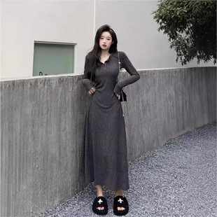 秋冬2026新款法式英伦风黑色长裙打底毛衣裙子女小个子针织连衣裙
