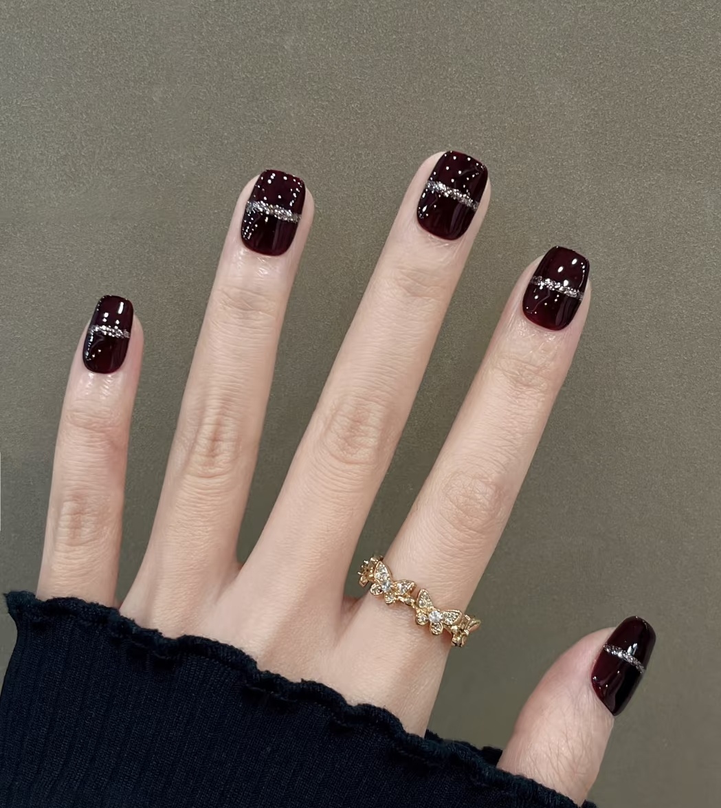 新款纯手工穿戴甲短款黑红爆闪亮片美甲贴片高级感显白新年款