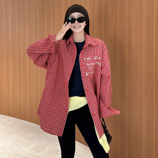 欧洲站2026春季街头风POLO领涂鸦字母印花中长慵懒红格子衬衫女潮