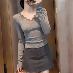 蕾丝拼接V领正肩长袖T恤女春秋韩版修身打底衫内搭德绒磨毛上衣潮