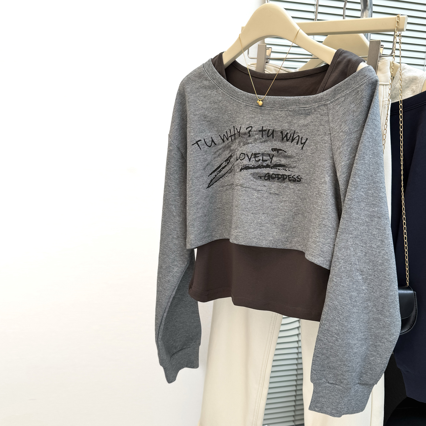 chic甜辣斜肩露肩短款长袖卫衣女