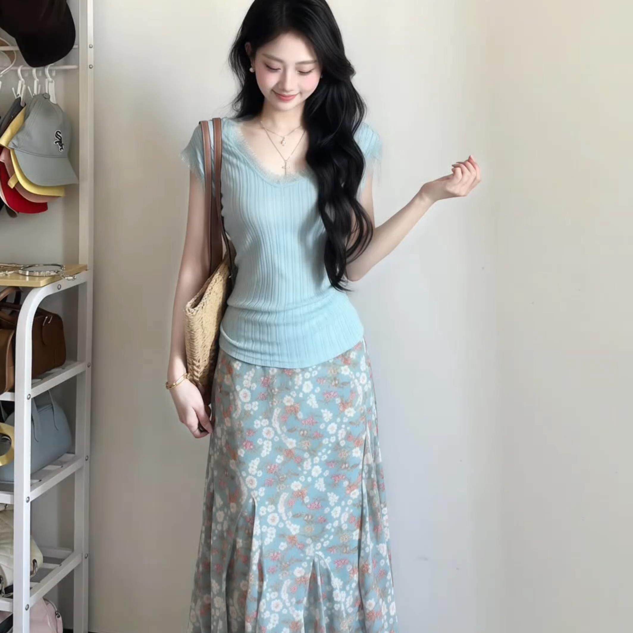 蓝色V领短袖碎花半身裙子女2026夏季新款海边度假风气质长裙套装