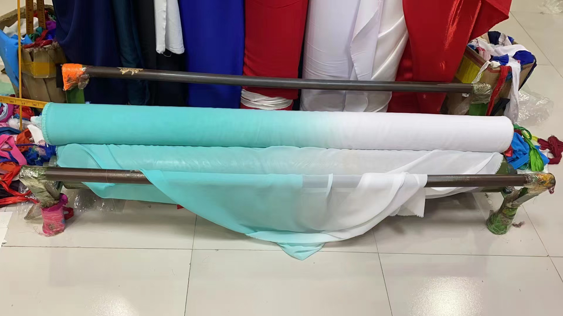 渐变色舞蹈服装布料.浅孔绿渐变白双面复合丝雪纺布料.舞蹈服面料
