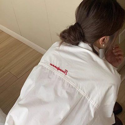 法式后背刺绣白色衬衫上