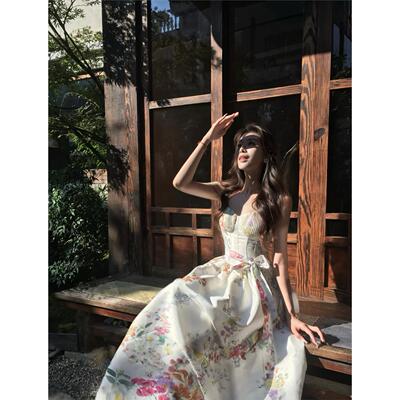 设计感压褶鱼骨碎花裙甜