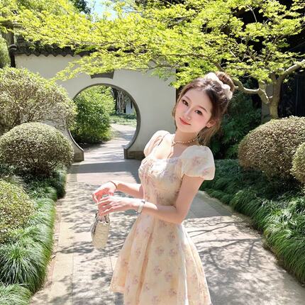 法式温柔风碎花连衣裙女2026夏季设计感小个子减龄收腰显瘦裙子