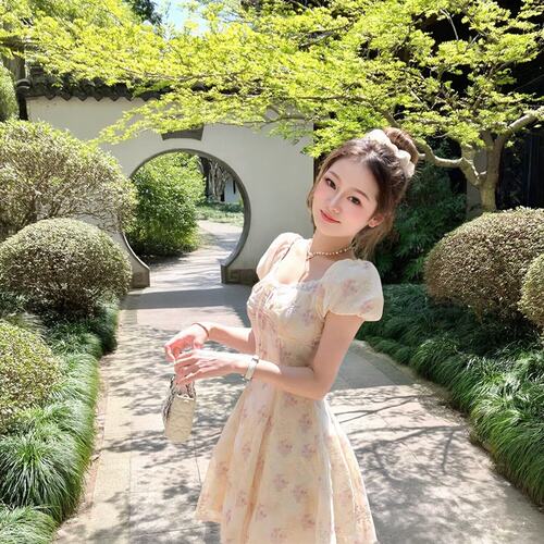 法式温柔风碎花连衣裙女2026夏季设计感小个子减龄收腰显瘦裙子