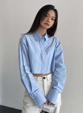 百思朵奶油蓝衬衫女新款2026春小个子高腰短款露脐天蓝色长袖衬衣