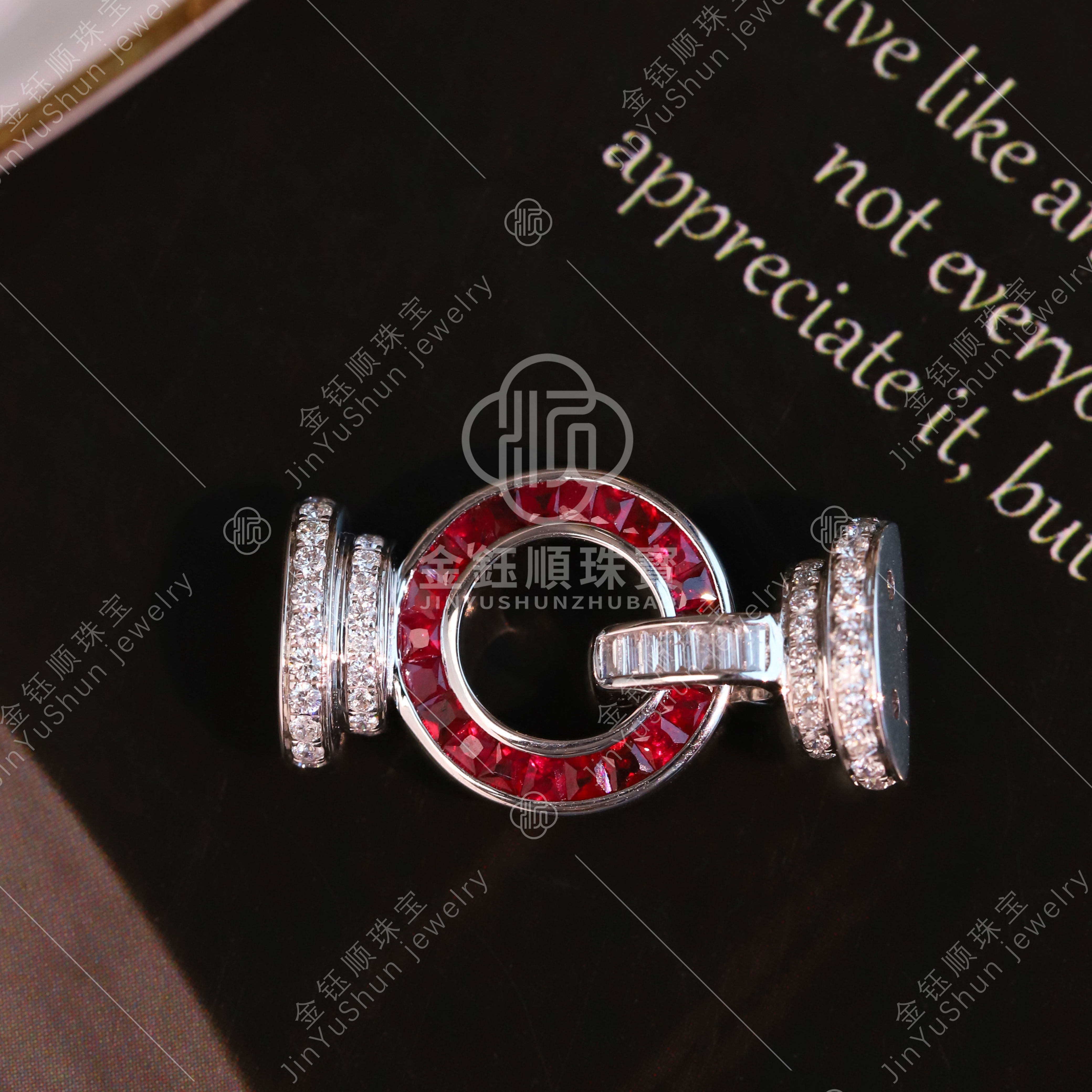 珠链扣18K白金镶嵌钻石双排翡翠珠项链红宝珍珠手链女百搭扣头