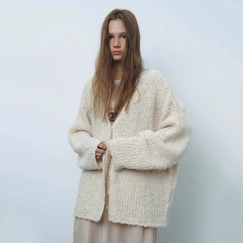 毛衣女秋冬V领系扣针织衫