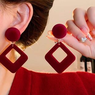 秋冬红色丝绒几何耳环女2024新款高级感夸张耳钉气质爆款百搭耳饰