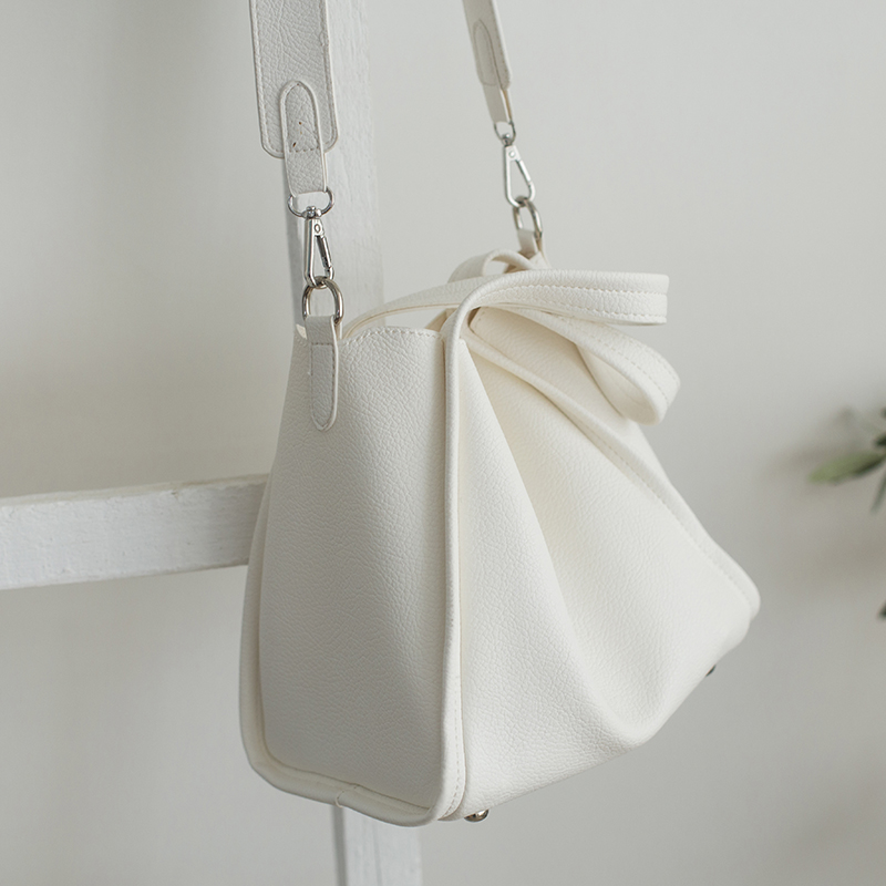 ins日韩百搭纯色斜挎软皮水桶包