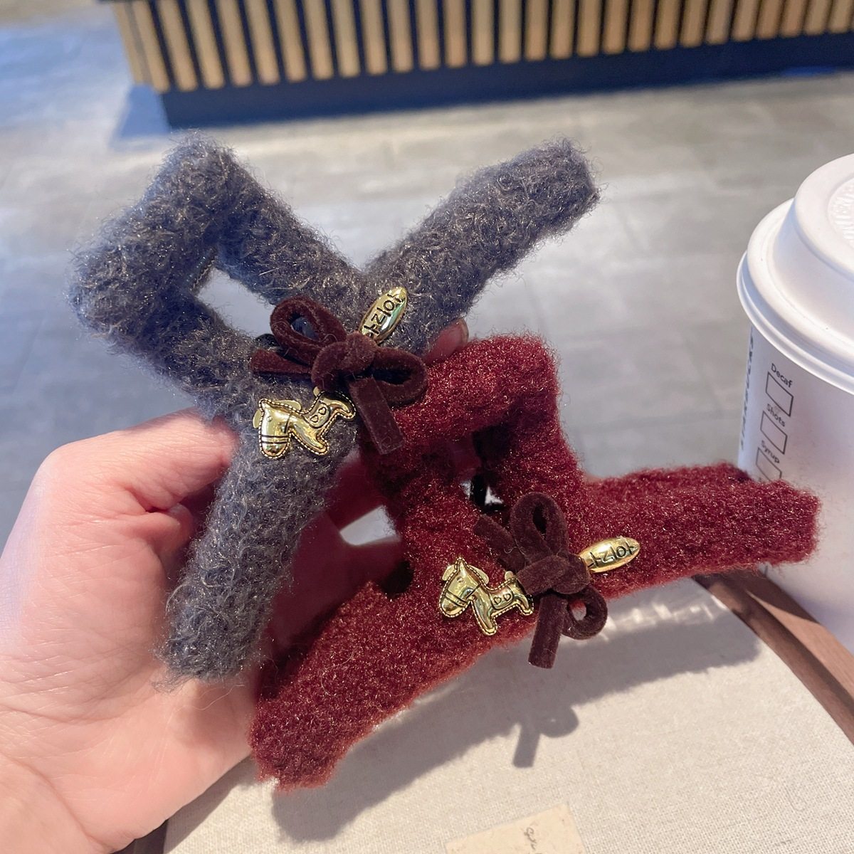 新年圣诞红色毛绒抓夹气质发夹后脑勺鲨鱼夹新款高级感发饰百搭