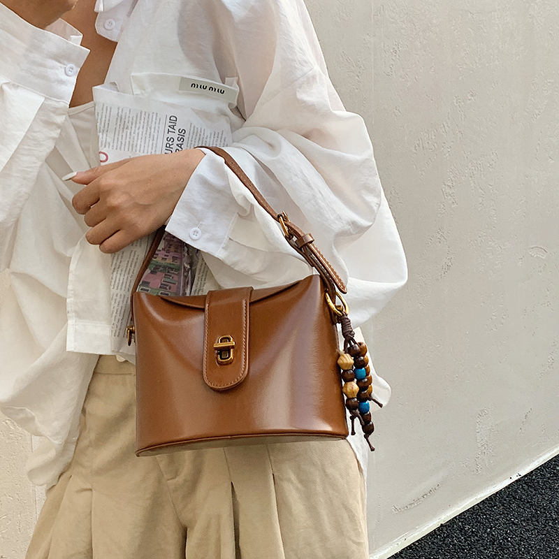 高级感小众设计水桶包女2025新款韩系复古百搭单肩斜挎包手提拎包