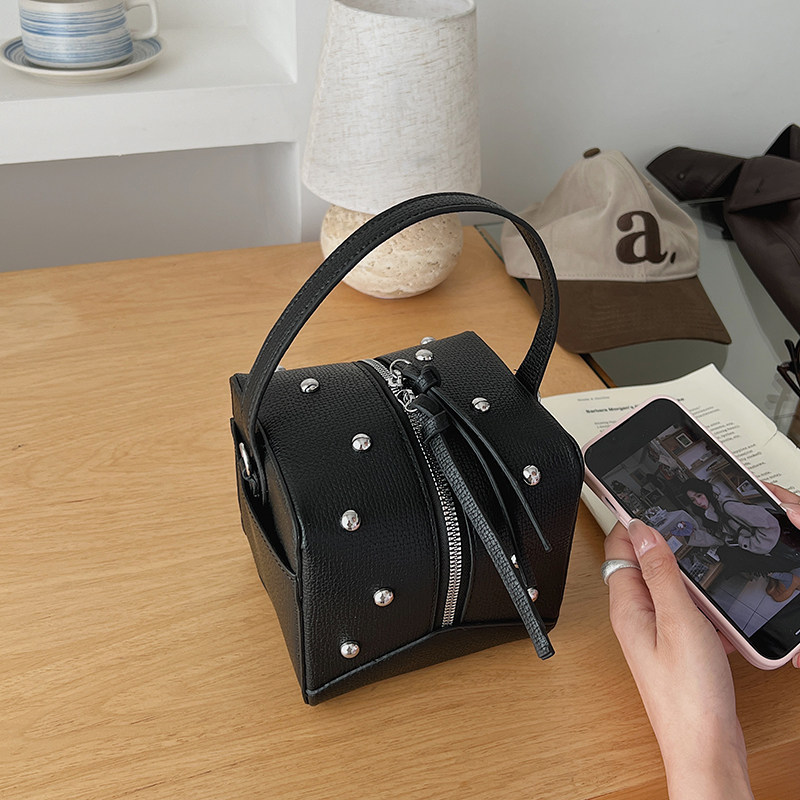 朋克风小众设计铆钉小方包女手提包高级感小包包2026春新款盒子包