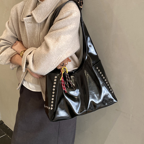 机车风铆钉油蜡皮大容量托特包