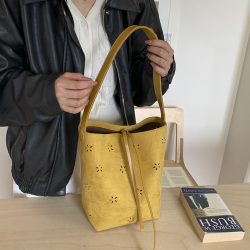 文艺复古小众镂空雕花水桶包