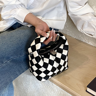 小众黑白棋盘格拼色编织手提包女百搭单肩包包2026春季新款饺子包