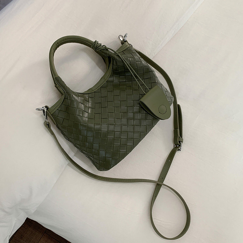 法式小众时尚高级感休闲手提包2025早秋新款流行水桶包百搭斜挎包,箱包皮具/热销女包/男包,水桶包,淘宝优惠券,粉丝福利购,淘宝优惠卷