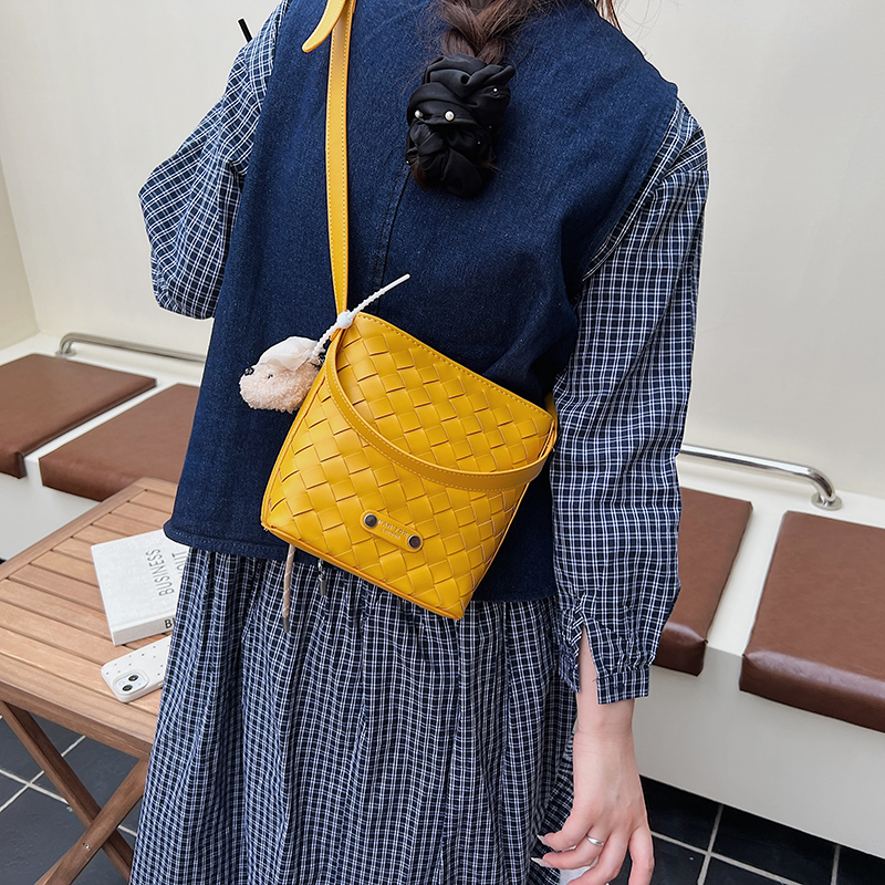 轻奢质感编织水桶包女2025新款