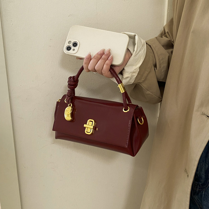 韩系小众设计复古小方包女酒红色油蜡皮手提斜挎包高级感百搭新款,箱包皮具/热销女包/男包,小方包,淘宝优惠券,粉丝福利购,淘宝优惠卷