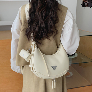 饺子包 高级感轻奢小众白色月牙包女机车单肩斜挎腋下包2026春新款