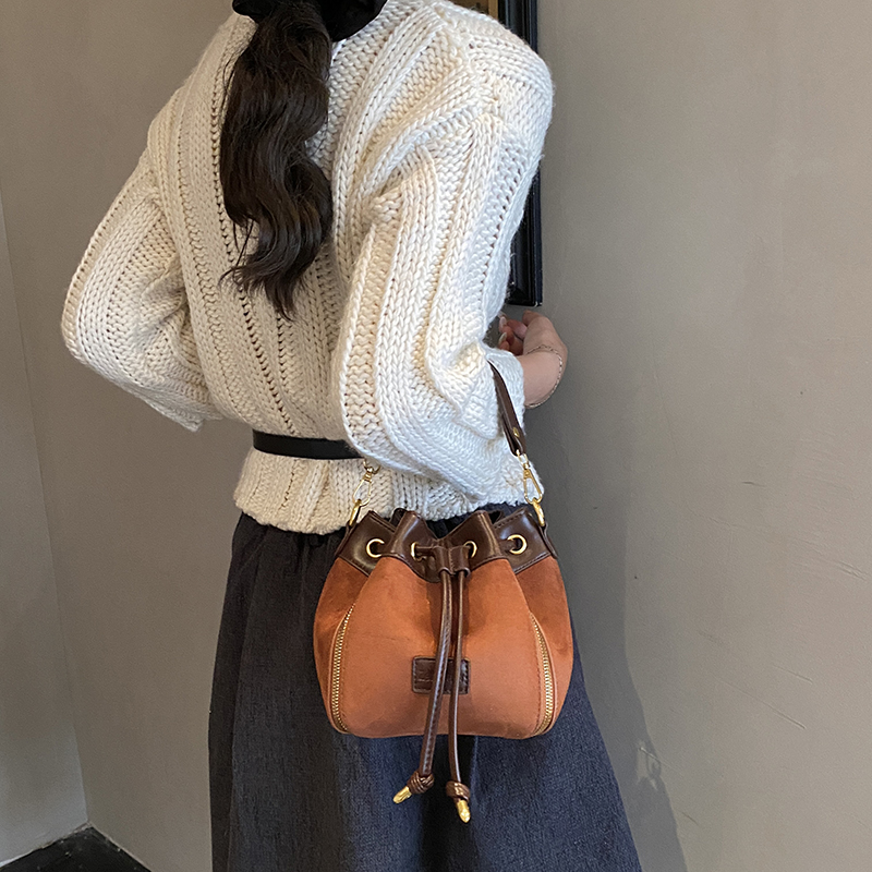 高级感chic小众抽绳水桶包女2025秋新款时尚单肩斜挎包百搭手拎包