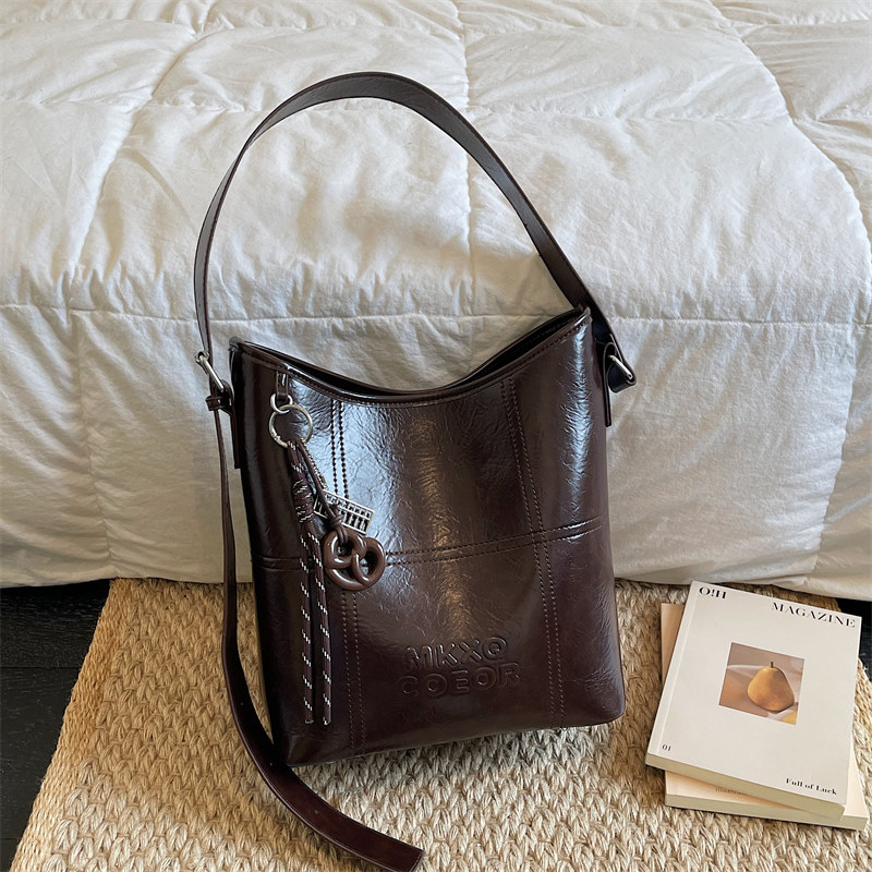 高级质感水桶包女2026新款大容量油蜡皮单肩腋下包时尚通勤托特包,箱包皮具/热销女包/男包,水桶包,淘宝优惠券,粉丝福利购,淘宝优惠卷