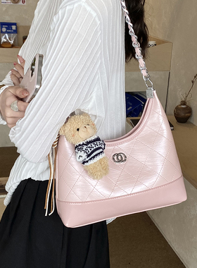 温柔粉色菱格纹链条包女2026新款百搭单肩腋下斜挎包hobo包饺子包