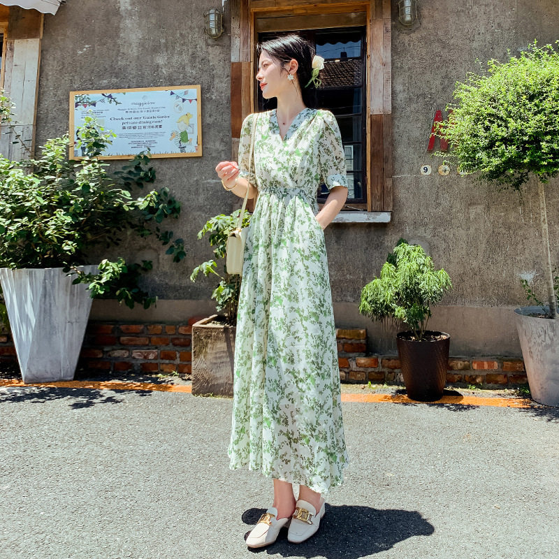 2026年夏季新款韩版收腰显瘦连衣裙女减龄款气质青绿碎花百搭裙子