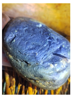 漆黑如墨，新疆和田玉墨玉籽料原石把玩，来着新疆玛丽艳老河道