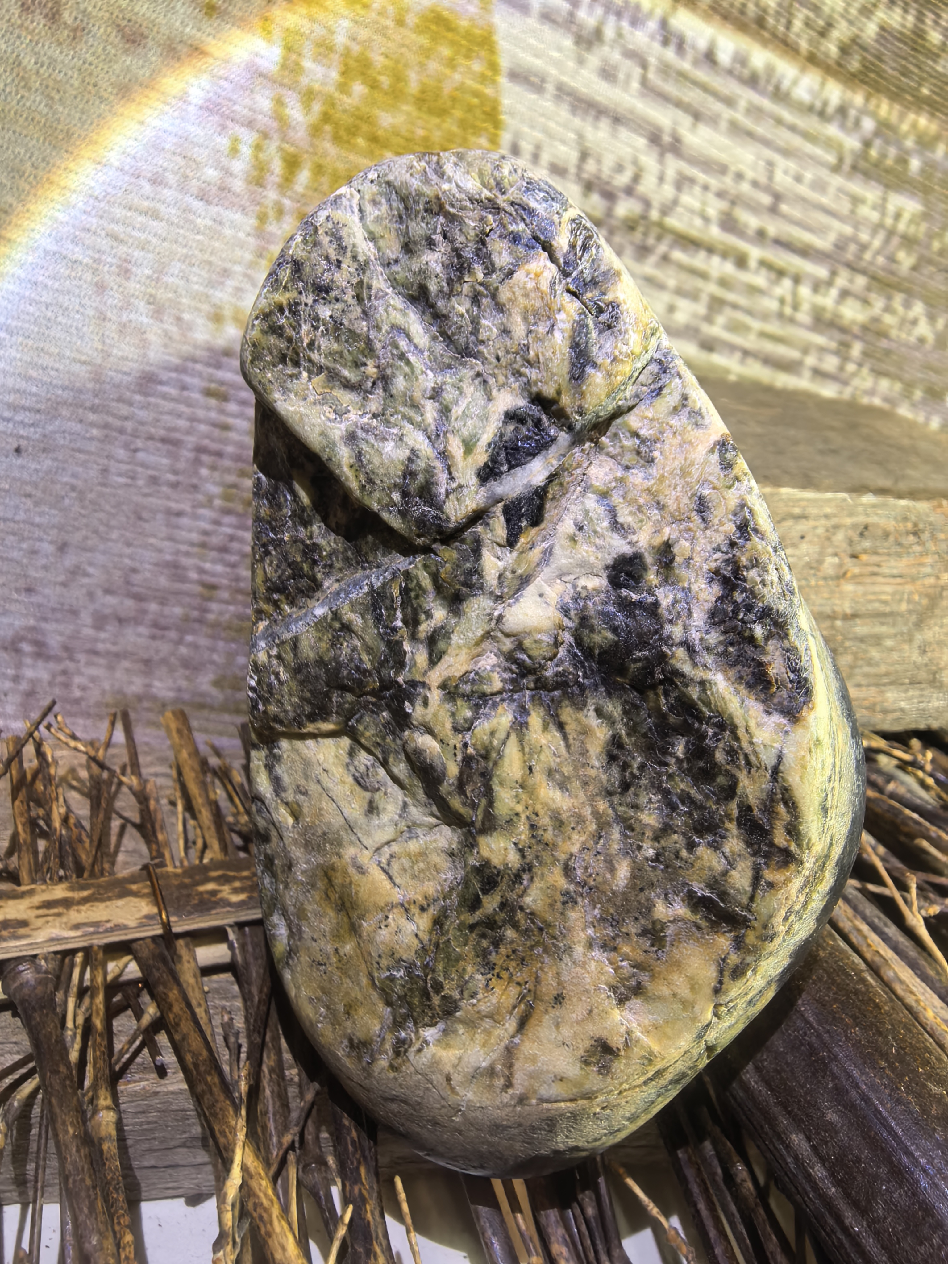 籽料原石摆件把玩重331克，三色金皮墨玉籽料随形原生