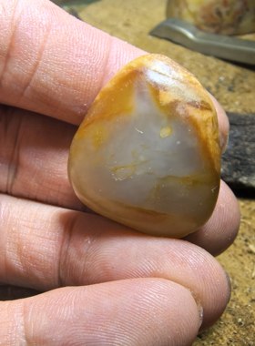 新疆玛丽艳老河道和田玉金包玉羊脂玉籽料13克，天然心黄油皮籽料