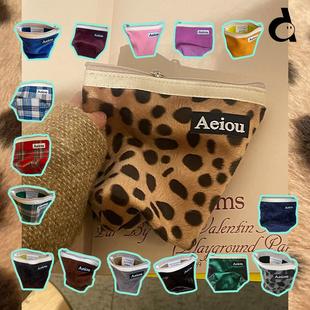 duye度也 韩国Aeiou收纳包百搭实用条绒斜纹绒化妆包ins风包中包