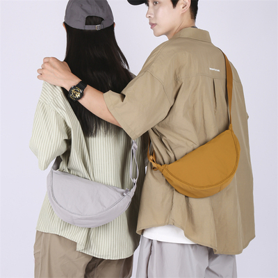 单肩斜跨纯色简约月牙包
