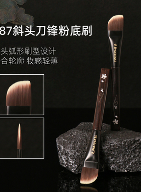 逆龄S87斜头刀锋粉底刷无痕透亮抛光持妆不易吃粉檀木螺钿工艺