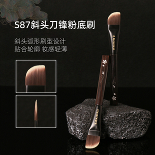 逆龄S87斜头刀锋粉底刷无痕透亮抛光持妆不易吃粉檀木螺钿工艺