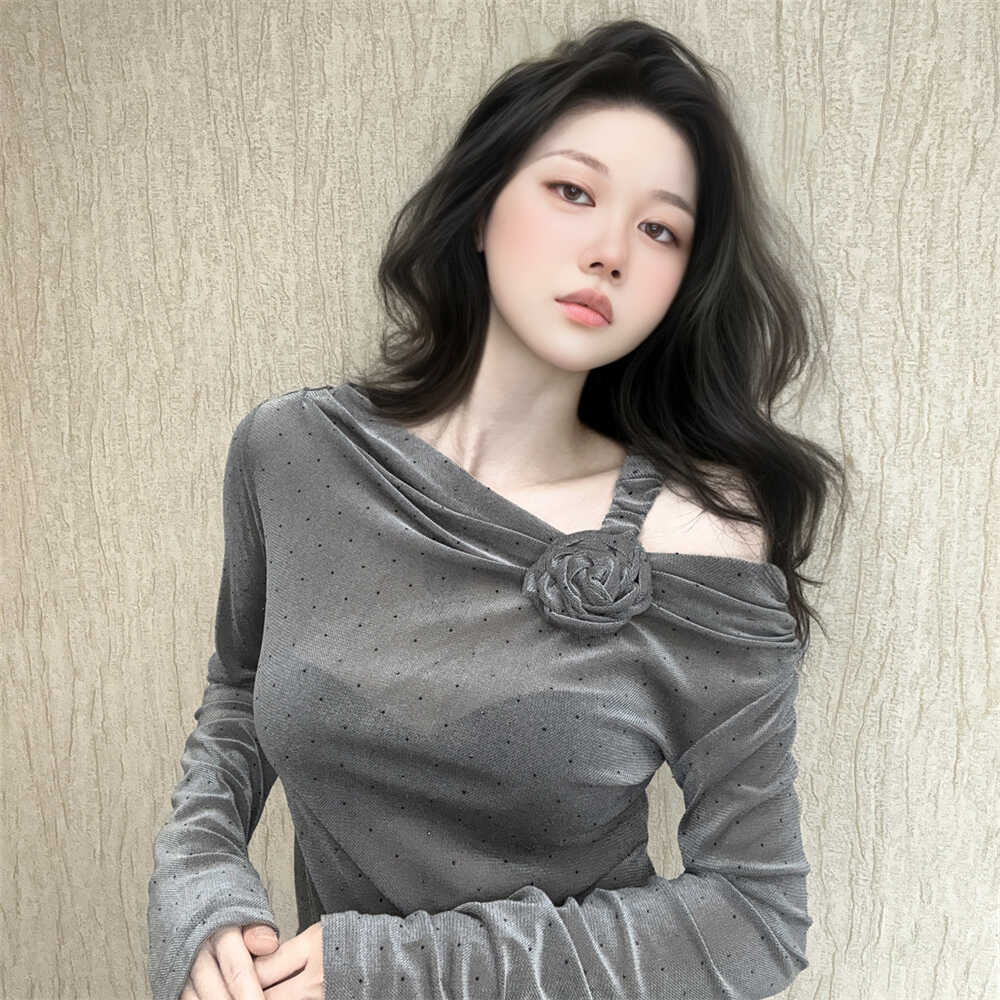 高级感性感露肩设计镶钻修身小衫2024秋装新款法式小众真丝绒上衣
