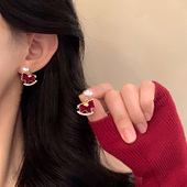 甜美本命年红色小马珍珠耳环女轻奢可爱新年耳钉摇摇马耳夹无耳洞