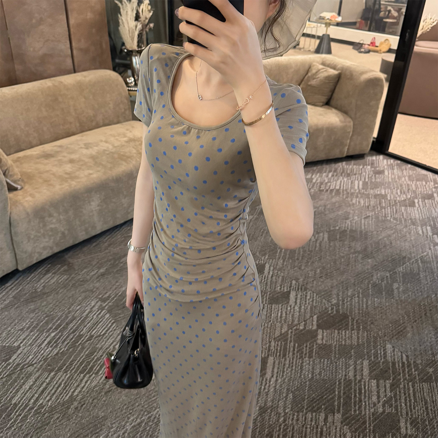 设计感奶茶色波点系列连衣裙女夏季新款轻奢气质收腰显瘦包臀长裙